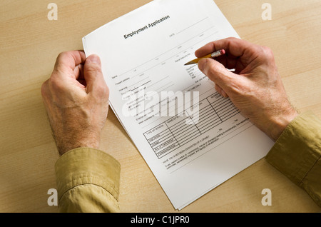 Uomo con applicazione di occupazione azienda piccola matita Foto Stock