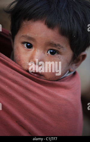 Il nepalese ragazzo in himalaya nepalese Foto Stock