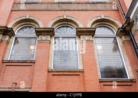 Raffinati dettagli in stile vittoriano ornano queste finestre sulla facciata nord del Landmark Hotel di fronte alla stazione di Marylebone. Foto Stock