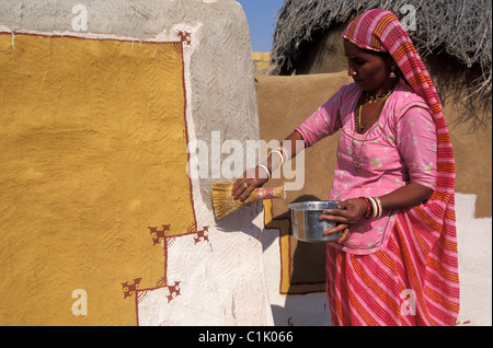 India Rajasthan, area di Jaisalmer, deserto di Thar, Khuri villaggio, decorate casa per Diwali celebrazione Foto Stock