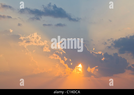 Arancione tramonto Cielo con raggi di dio Foto Stock