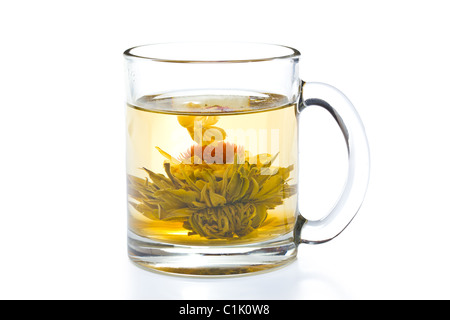 Tè con fiore su sfondo bianco Foto Stock