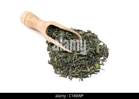 Foglie di tè verde su sfondo bianco Foto Stock