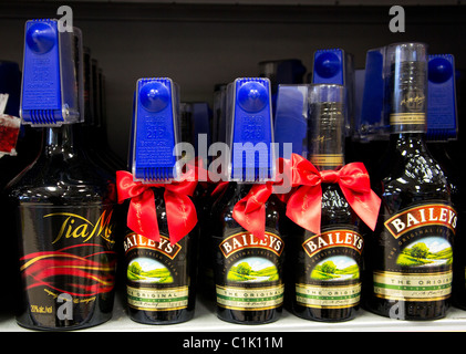 Bottiglie di liquore Baileys security tagged in un supermercato UK