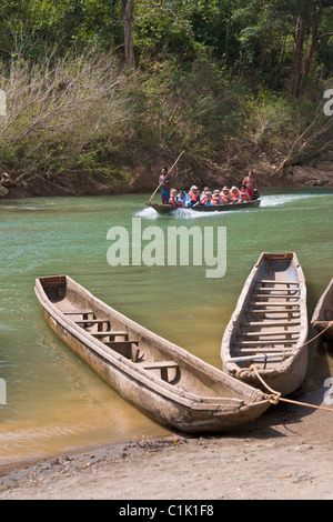 I turisti che giungono presso il Villaggio Embera in scavato canoe, Panama Foto Stock