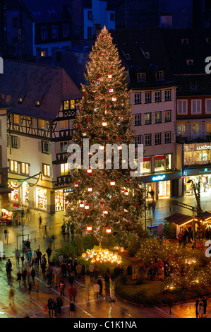 Francia, Bas Rhin, Strasburgo, gigantesco albero di Natale sulla Place Kleber Foto Stock