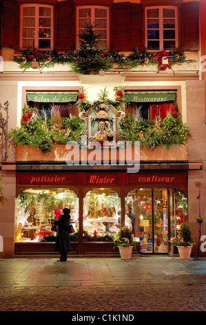 Francia, Bas Rhin, Strasburgo, vetrina della pasticceria inverno a Natale Foto Stock