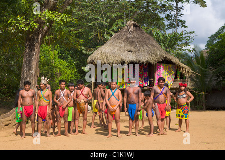 Gli abitanti di un villaggio di nativi Embera indiano tribù, Embera Village, Panama Foto Stock