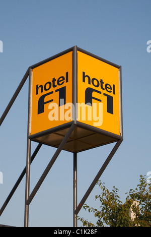 Pubblicità segno del marchio al di sopra del Hotel F1 Lille Bailleul budget hotel in Bailleul, Francia. Foto Stock