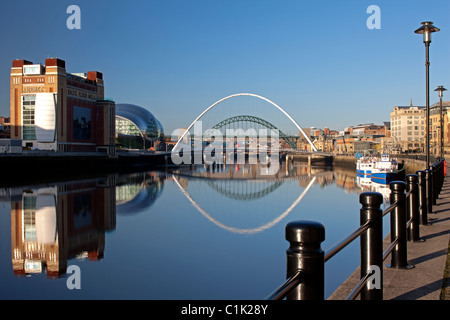 Newcastle Gateshead Quayside all'alba - mostra baltico, Il Sage Gateshead, Gateshead Millennium Bridge e Tyne Bridge Foto Stock