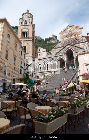 Amalfi una deliziosa cittadina sulla Baia di Napoli è stata una destinazione turistica sin dal periodo Vittoriano, ma il suo fascino non si attenua Foto Stock