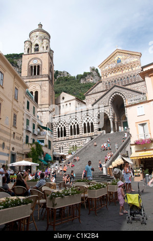 Amalfi una deliziosa cittadina sulla Baia di Napoli è stata una destinazione turistica sin dal periodo Vittoriano, ma il suo fascino non si attenua Foto Stock