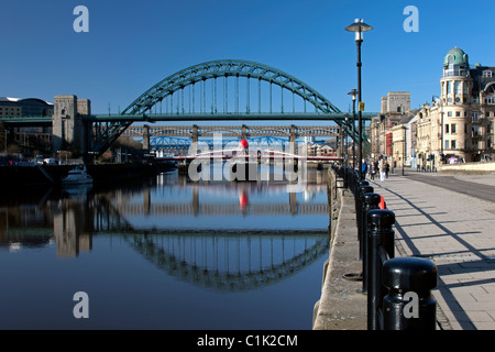 Tyne Bridge si riflette sul fiume Tyne in mattina presto, guardando verso il basso Newcastle Quayside ad est, Newcastle upon Tyne Foto Stock