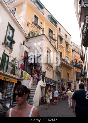 Strada principale di Amalfi una deliziosa cittadina sulla Baia di Napoli è stata una destinazione turistica sin dal periodo Vittoriano, Foto Stock