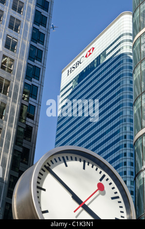 HSBC Bank Tower Canary Wharf, West India Docks, Isle of Dogs, Tower Hamlets, Londra. Regno Unito. Konstantin Grcic orologio in primo piano. Foto Stock