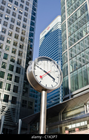 HSBC Bank Tower Canary Wharf, West India Docks, Isle of Dogs, Tower Hamlets, Londra. Regno Unito. Konstantin Grcic orologio in primo piano. Foto Stock