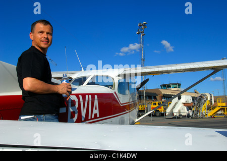 La Svezia, Umea aeroporto, il pilota Walter Heinzl davanti al suo Cessna 172 (piano) Foto Stock