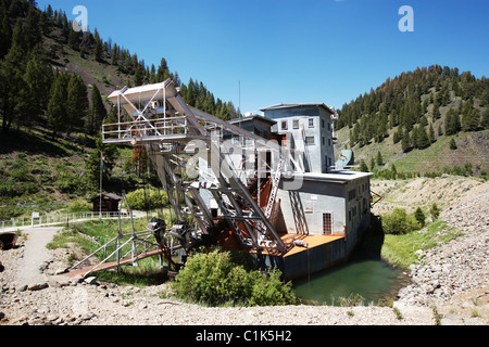 Un decadimento abandonded gold dragare situato sulla forcella Yankee del salmone nel fiume Custer Idaho, Stati Uniti d'America Foto Stock