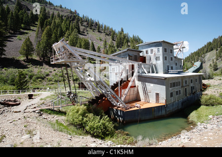 Un decadimento abbandonati gold dragare situato sulla forcella Yankee del salmone nel fiume Custer Idaho, Stati Uniti d'America Foto Stock