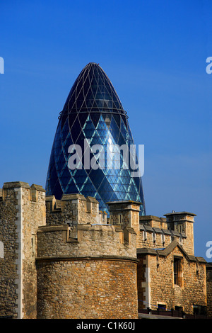 Regno Unito, Londra, Città, 30 St Mary Axe, Norman Foster's tower soprannominato il Gherkin Foto Stock