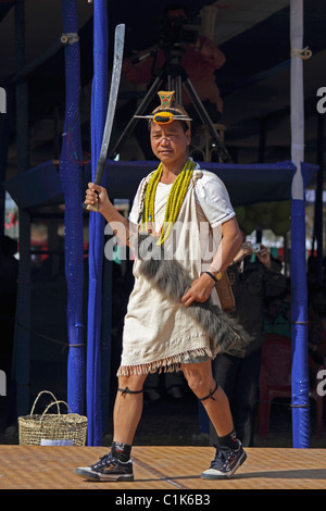 Nyishi Tribe Uomo con capelli tradizionale nodo ed un Dao in mano a Namdapha Eco Festival culturale; Miao; Arunachal Pradesh, India Foto Stock