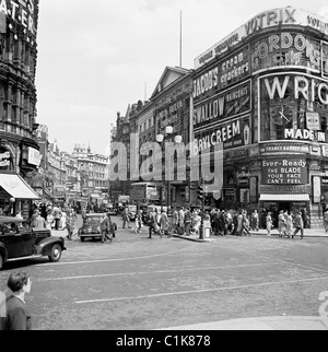 Londra, 1950s. Una fotografia da J Allan Cash di pedoni che attraversano la strada in corrispondenza del fondo di un occupato Shaftesbury Avenue. Foto Stock