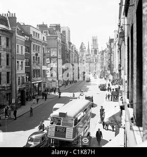 Anni '1950, storico, vista su Fleet Street, Londra, EC4A, un'antica strada romana e in quest'epoca, la casa dei giornali nazionali britannici. Foto Stock