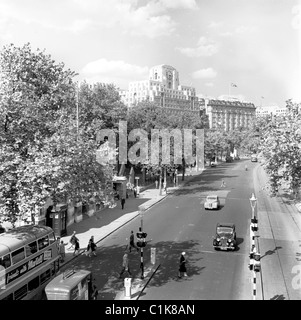 Anni '1950, vista dall'alto dell'argine di Victoria, una strada lungo il Tamigi che porta alla città di Londra, con le vecchie linee del tram sulla destra. Foto Stock