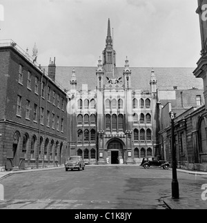 Anni '1950, automobili dell'epoca parcheggiate fuori dall'ingresso della Guildhall, un edificio civico a Moorgate e centro del governo per la City di Londra. Foto Stock