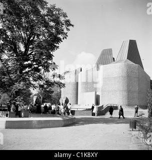 Anni '1950, i caratteristici edifici moderni dell'Elephant House allo Zoo di Londra nel Regent's Park, progettati da Hugh Casson. Foto Stock