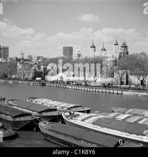 1950, vista sul Tamigi che mostra il famoso monumento storico, la Torre di Londra, una fortezza risalente al 1078 e sede dei Gioielli della Corona Britannica. Foto Stock