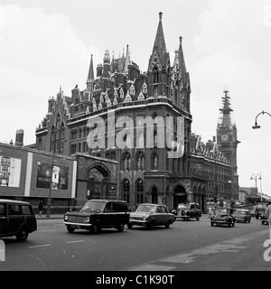 Anni '1960, automobili sulla Euston Rd, accanto al Midland Grand Hotel e alla stazione ferroviaria di St Pancras, Londra. In stile gotico, l'hotel ha aperto nel 1873. Foto Stock