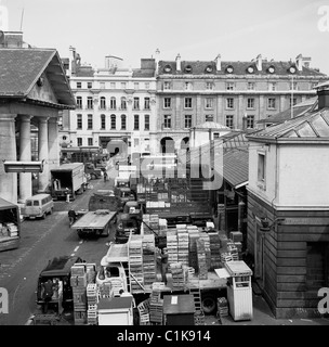 Anni '1950, camion, furgoni e casse fuori dal mercato di Covent Garden, in quest'epoca un grande mercato all'ingrosso di frutta, verdura e fiori nel centro di Londra. Foto Stock