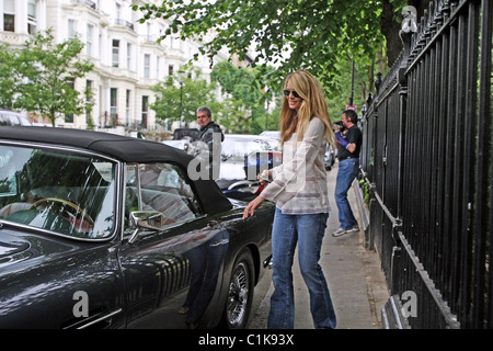 Elle Macpherson passi nel suo vintage Aston Martin dopo aver tenuto il suo figlio a scuola di Londra, Inghilterra - 15.06.09 : Foto Stock