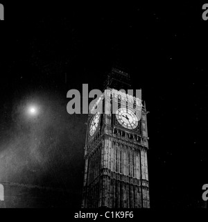 1960s. In questo quadro storico da J Allan cash, un tempo di notte vista di Londra la famosa torre dell'orologio, il Big Ben e la luna. Foto Stock