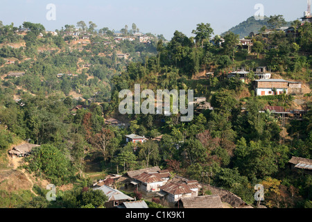 Vista di Mon città su una collina boschiva del Nagaland, India Foto Stock