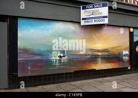 Imbarcati su shop in Margate Kent con Turner tipo pittura murale sul negozio di fronte. Foto Stock