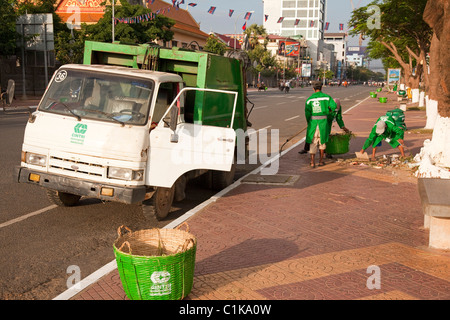 La raccolta dei rifiuti, Phnom Penh Cambogia Foto Stock