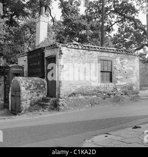 1960s. Londra. La vecchia casa di pedaggio sul lato opposto lo storico pub, Spaniards Inn, presa prima che il palazzo è stato restaurato. Foto Stock