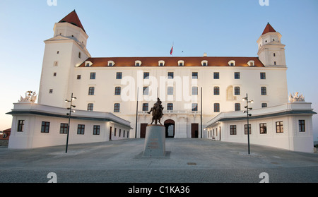 Statua di re Svatopluk nella parte anteriore del rinnovato il castello di Bratislava, Slovacchia Foto Stock