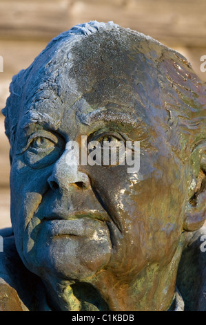 Peter Scott,statua,busto,main obervation nascondi,caerlaverock wwt,Solway Firth,Scozia Scotland Foto Stock