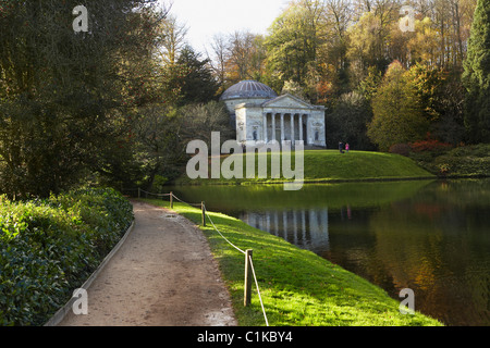 Pantheon dal lago, Stourhead, Wiltshire, Inghilterra Foto Stock