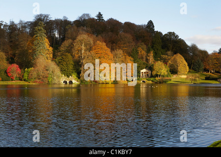 Il lago in autunno, Stourhead, Wiltshire, Inghilterra Foto Stock