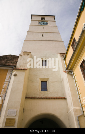 Piata Mare Sibiu Transilvania Romania. Consiglio torre con orologio Turnul Sfatului dal basso nella storica città di Hermannstadt Foto Stock