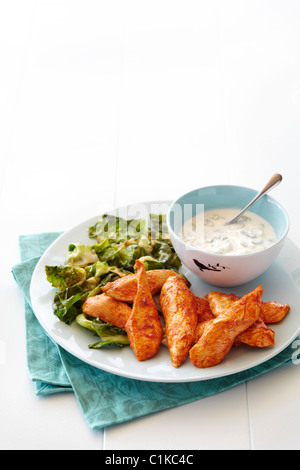 Dita di pollo con condimento a base di formaggio erborinato Foto Stock