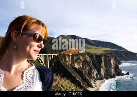 Donna che guarda la vista del Big Sur Costa e Santa Lucia montagne, Monterey County, California, Stati Uniti d'America Foto Stock