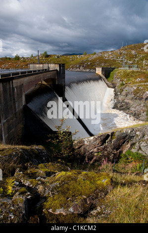 Acqua che scorre sulla diga gaur vicino rannoch , idro-regime di elettricità , Scozia Foto Stock