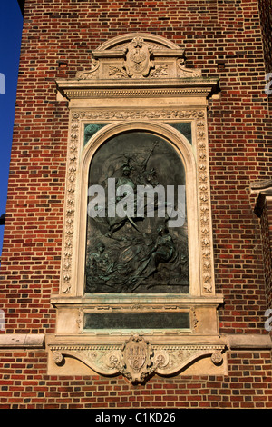 Polonia, Cracovia, Rynek Glowny, torre della chiesa di Santa Maria, targa di bronzo del re Jan III Sobieski Foto Stock