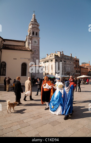 Scena di strada durante il carnevale di Venezia, Venezia, Italia Foto Stock