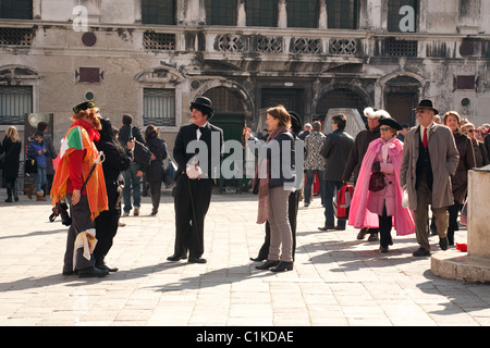 I turisti fotografare i personaggi in costume al Carnevale di Venezia, Italia Foto Stock